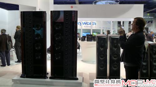 看看这个惠威的旗舰音箱，到底有多巨大呢？连洋哥们也驻足拍照，大家来配音。