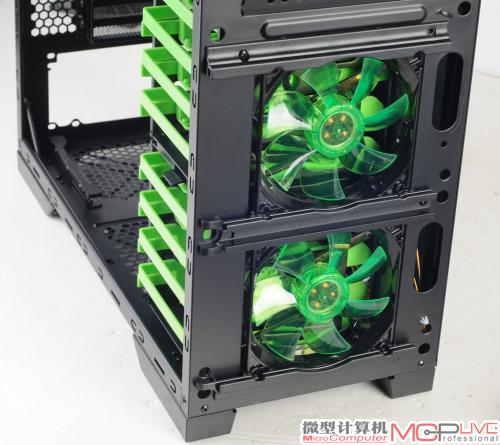 前置风扇分别用两根压条固定 前置风扇分别用两根压条固定