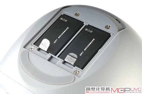 机身底部装载了两块BL-5C锂电池，均可拆卸，方便用户自行更换。