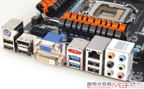 丰富的后部接口，四个不同类型的视频输出和7.1声道音效分外抢眼。