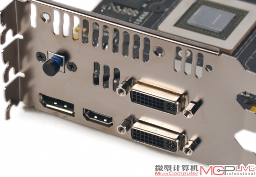 使用的是双DVI+DisplayPort+HDMI接口，接口旁边设计了一个一键超频按钮。