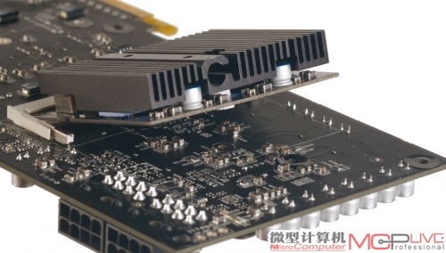 位于显卡PCB背面的Turbo-kit插拨供电模块化套件。