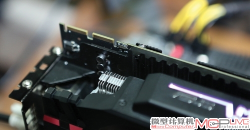 看见这个很小的开关了吗？拨动它可进行单屏/多屏之间的切换。