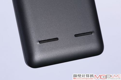 双扬声器的设计，令手机拥有不错的音质表现。
