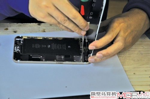 再次提醒,在拆螺丝的时候一定要挨着位置,方向放好。装的时候挨方向位置安装螺丝,否则很容易损坏手机。 再次提醒,在拆螺丝的时候一定要挨着位置,方向放好。装的时候挨方向位置安装螺丝,否则很容易损坏手机。